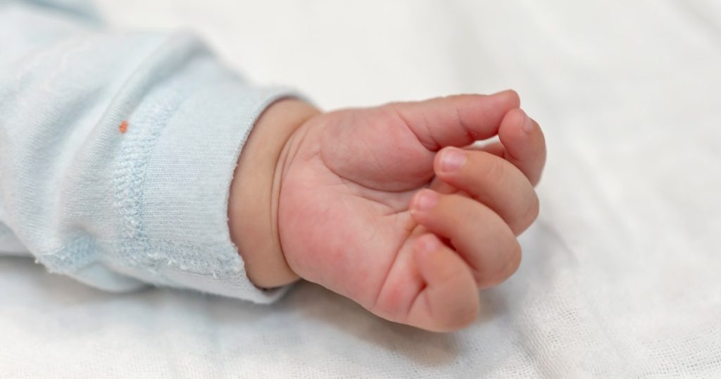 Studie enthüllt: Babys von COVID-infizierten Müttern haben dreifaches Risiko für Atemprobleme