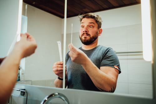 Mann führt einen Nasen-Rachen-Abstrichtest zur Corona-Selbst